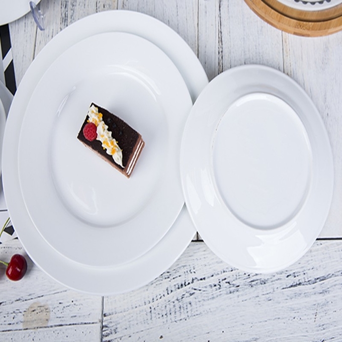 Bộ đĩa Melamine tròn màu trắng Royal Ware được sử dụng trong nhà hàng 2
