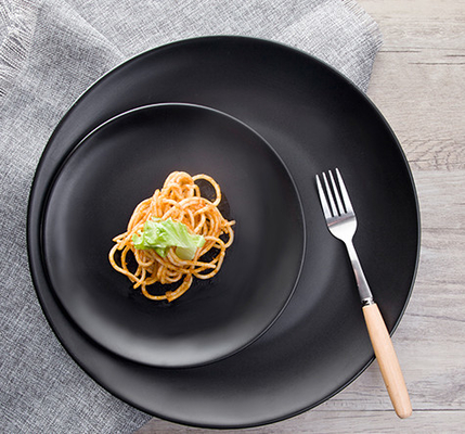 Giá tốt. Đĩa bít tết tròn dẹt màu đen Bát nhựa Melamine cho nhà hàng khách sạn trực tuyến